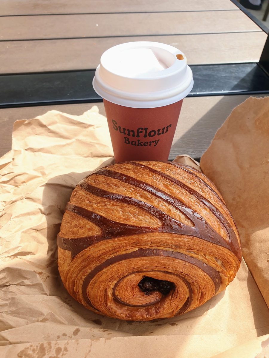 מאפה שוקולד וכוס קפה של Sunflour Bakery