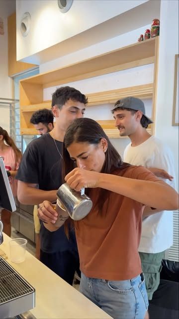מכינים קפה מאחורי הדלפק